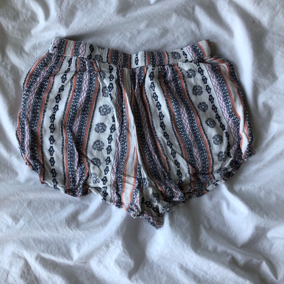 Flowy patterned shorts - Picture 2 of 3